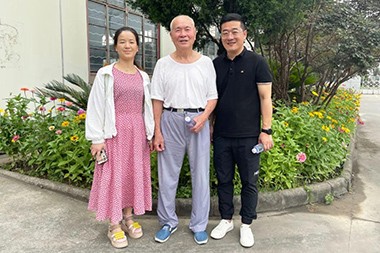 Thug an tUasal He Shijun, bunaitheoir JINHAILUO, cuairt ar ZHOUSHAN JWELL Screw&Barrel Co.,LTD.